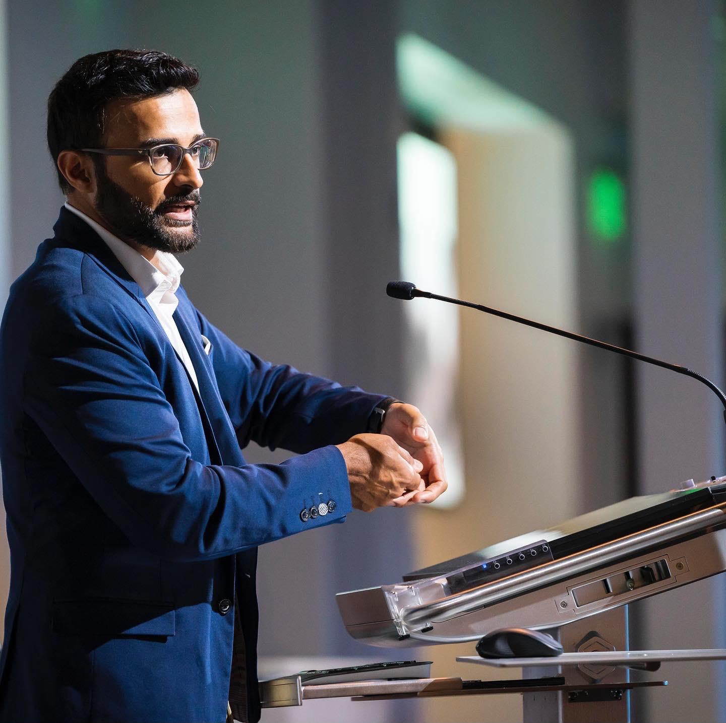 Dr. Noman A. Siddiqui presenting at the Baltimore Limb Deformity Course